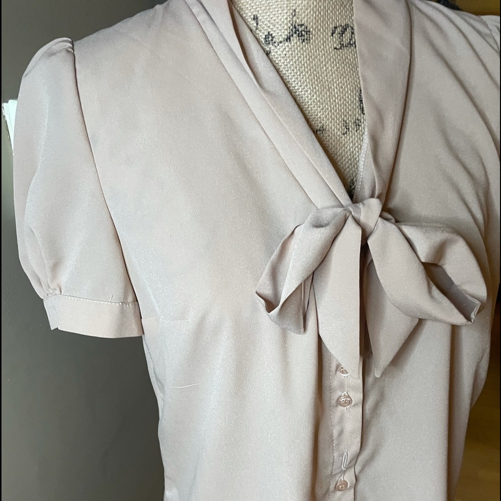 Nife beige bow tie blouse European Size 38/ US med